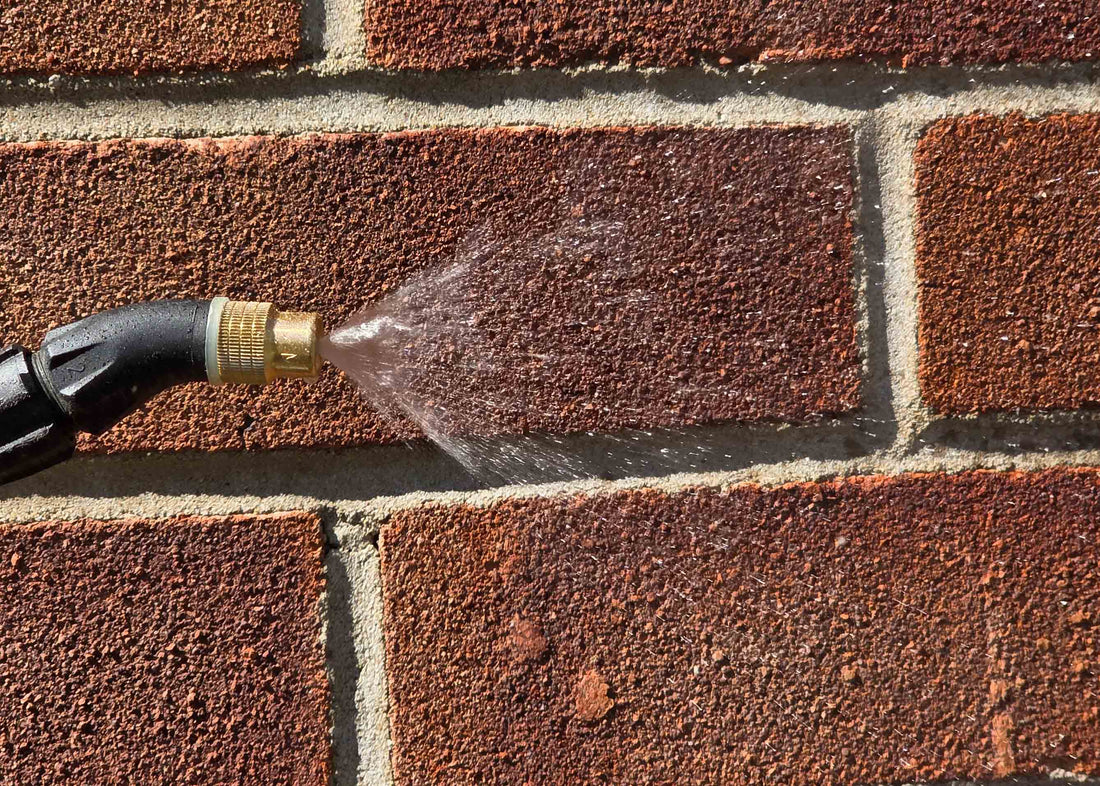 photo showing the spray pattern when spraying at 1 bar with one of our garden sprayers