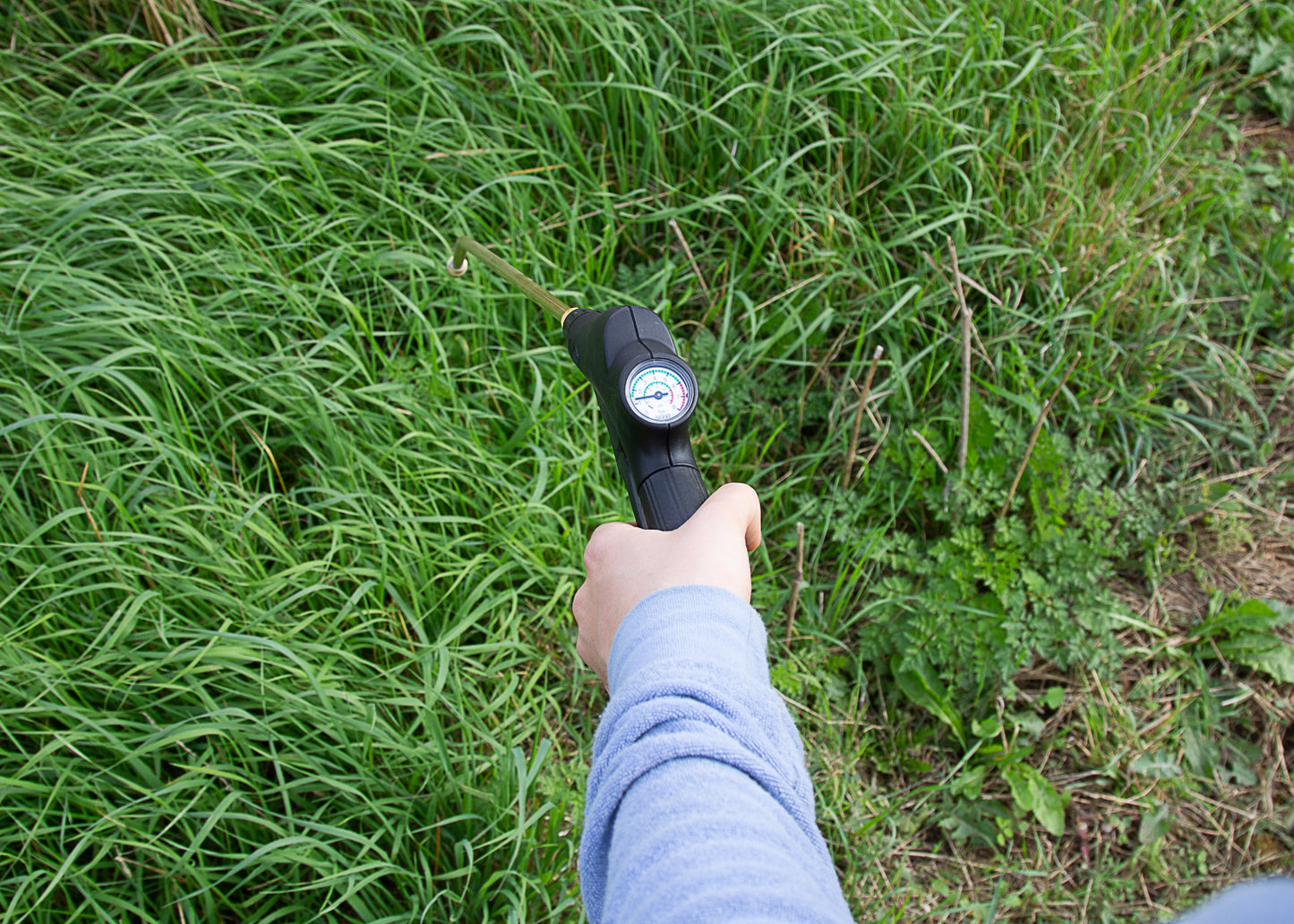 photo showing the very useful pressure gauge that is part of our 12 litre knapsack sprayer