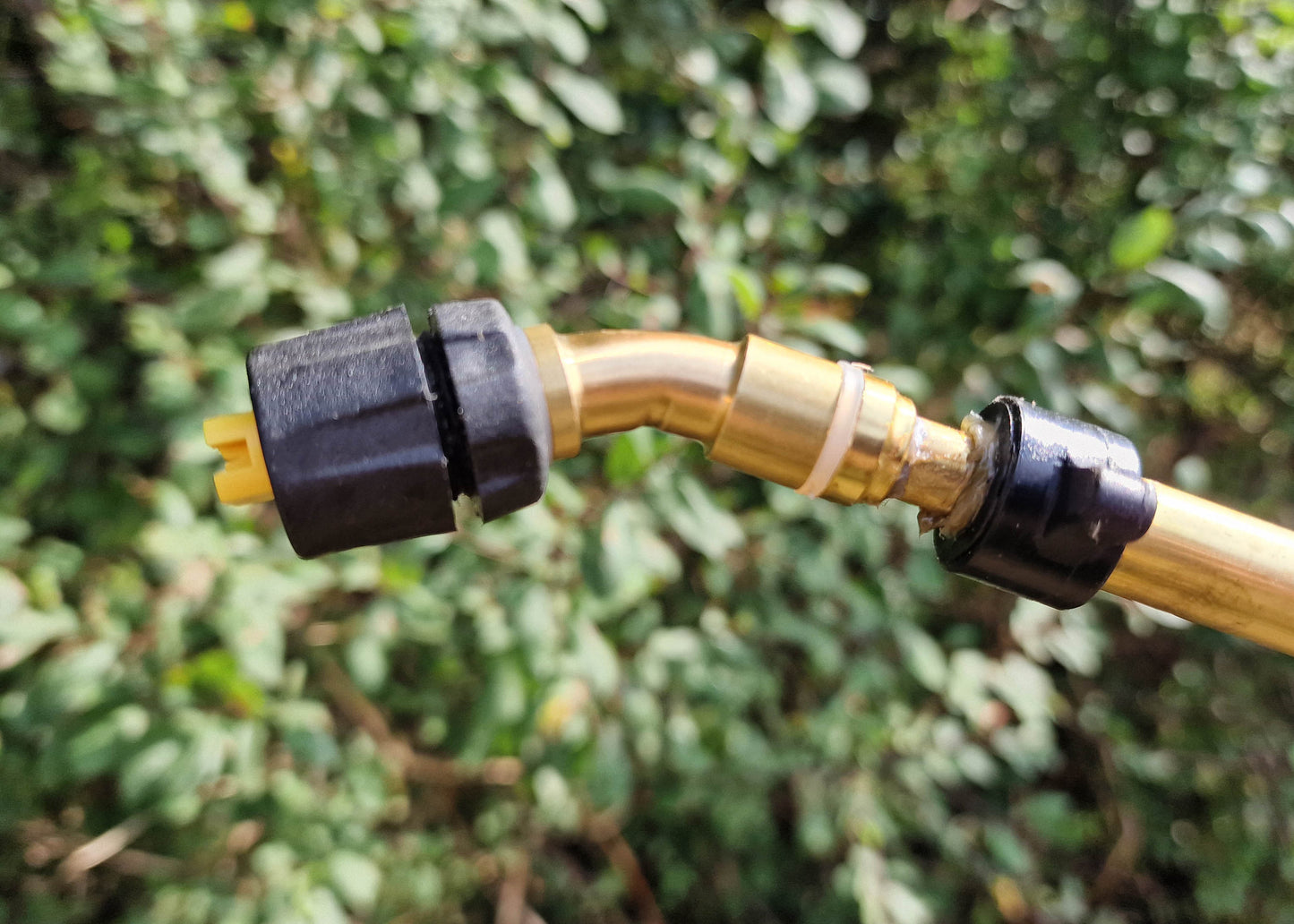 photo showing our brass elbow being used with both a brass spray nozzle and our 2.5 metre telescopic lance.