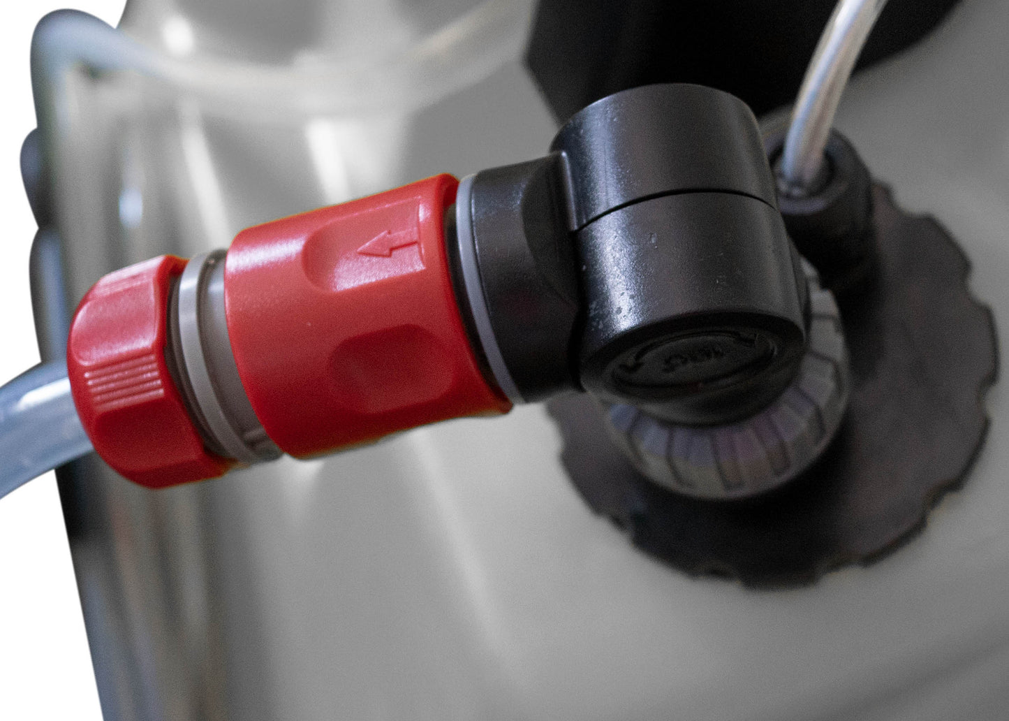 photo showing the water hose connecter for our battery powered 60 litre water tank