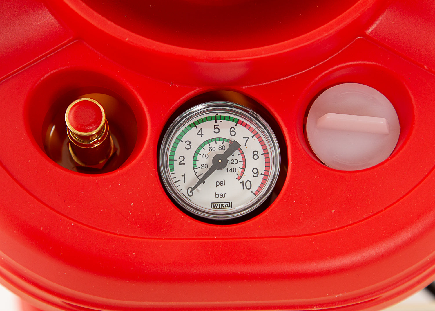 photo showing the pressure gauge for our metal sprayer that can be used to a maximum of 6 bar or 88 psi