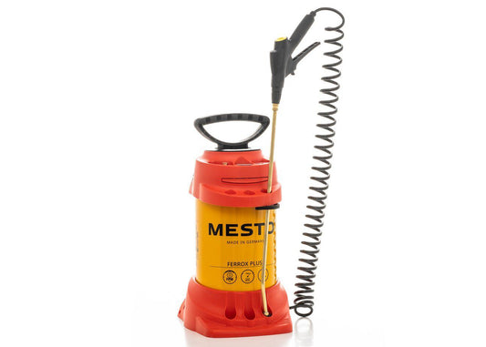 metal sprayer with long recoil spray hose and high damage resistance